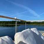 Hausboot Snowbird Luebeck Mit Grossem Sonnendeck Und Waeschepaketen Inklusive