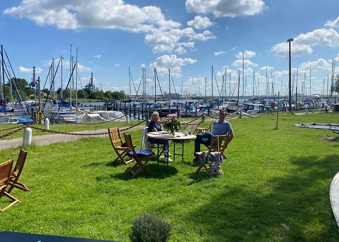 Hausboot Snowbird Luebeck Mit Grossem Sonnendeck Und Waeschepaketen Inklusive