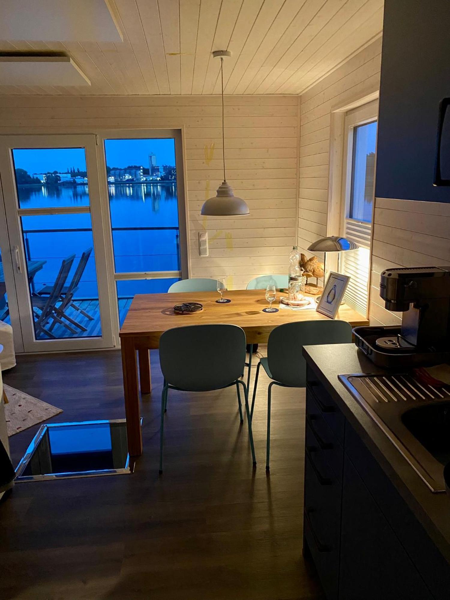 Hausboot Snowbird Mit Grossem Sonnendeck Und Waeschepaketen Inklusive * Lubeck