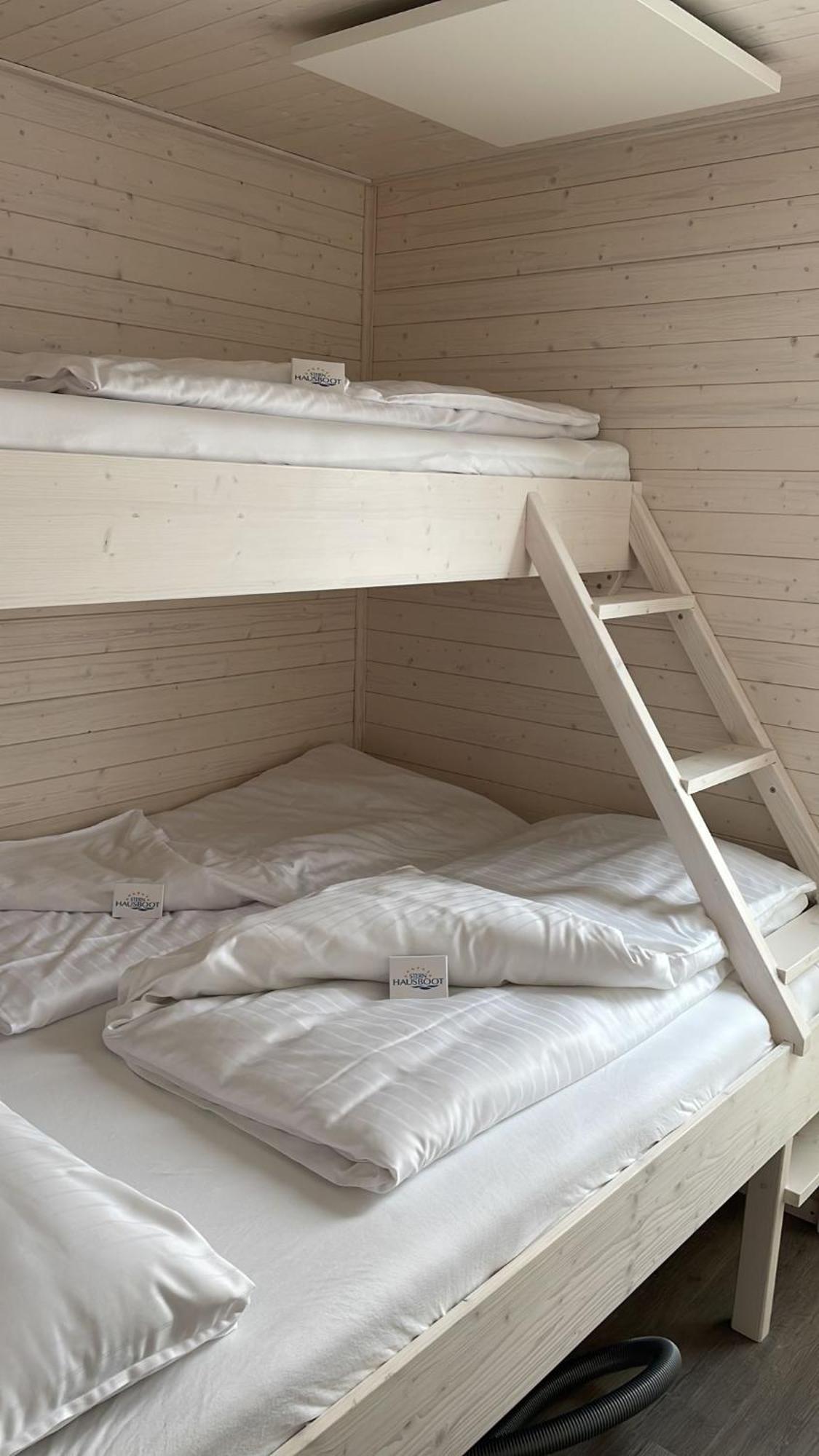 Hausboot Snowbird Mit Grossem Sonnendeck Und Waeschepaketen Inklusive Holiday home Lubeck