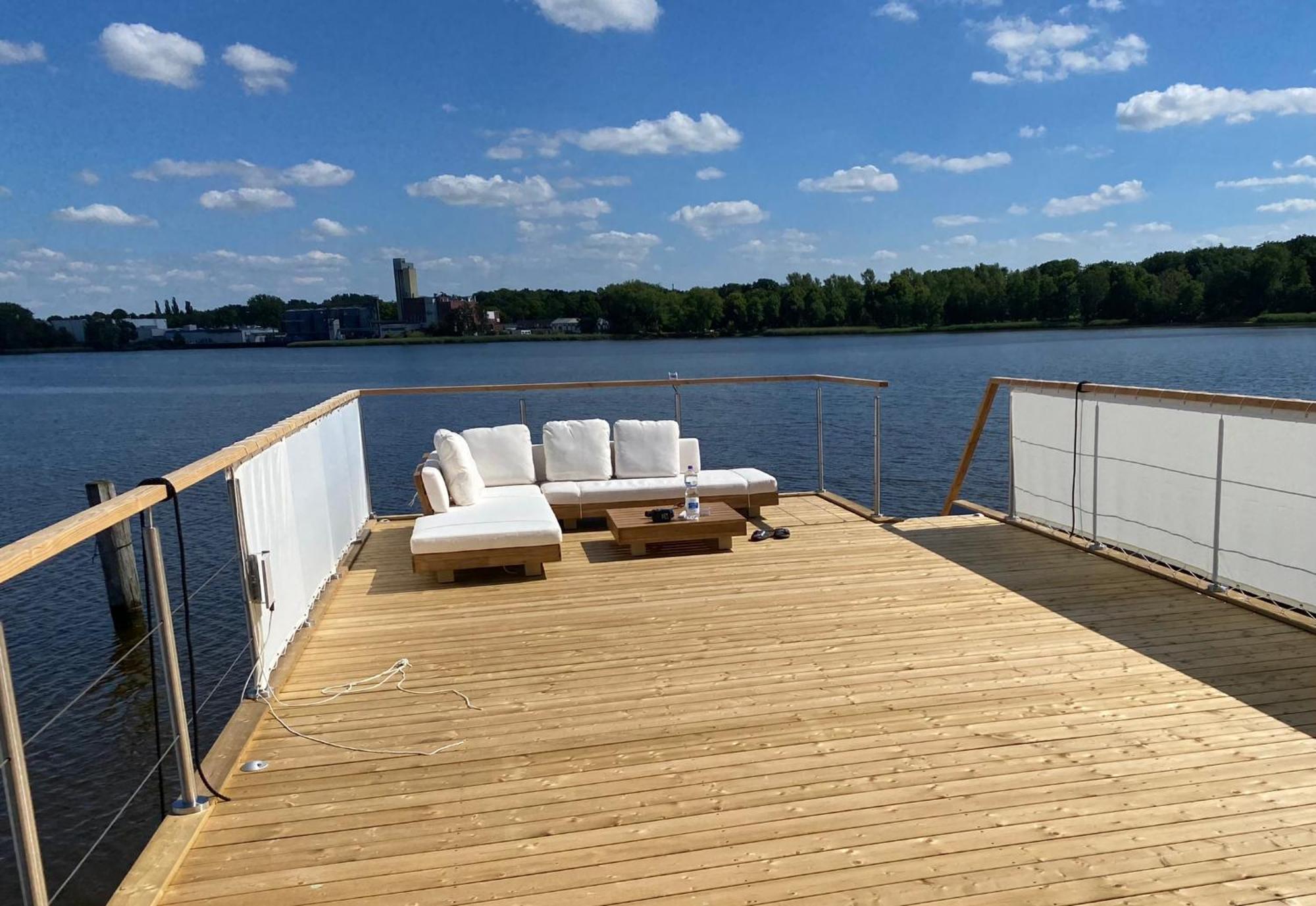 Hausboot Snowbird Mit Grossem Sonnendeck Und Waeschepaketen Inklusive * Lübeck